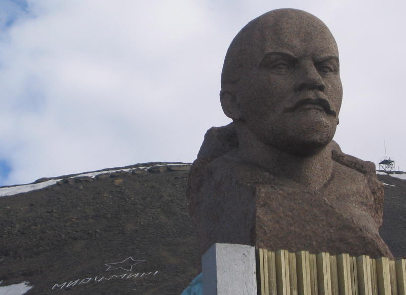 Ueberreste aus der Zeit der Sovjetunion: Lenin und die Inschrift 'Weltfrieden' mit dem Sovjetstern